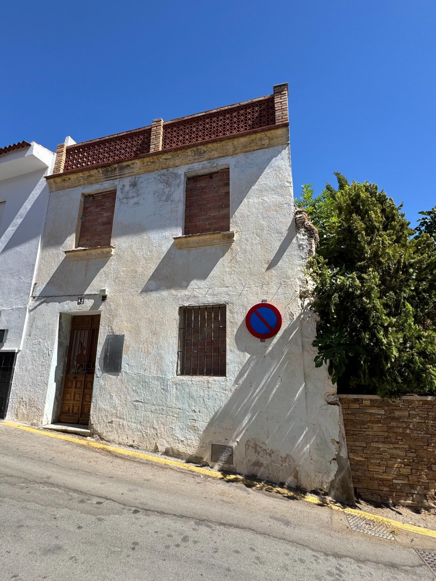 Casa de pueblo, centrico y con amplio jardín para reformar íntegramente