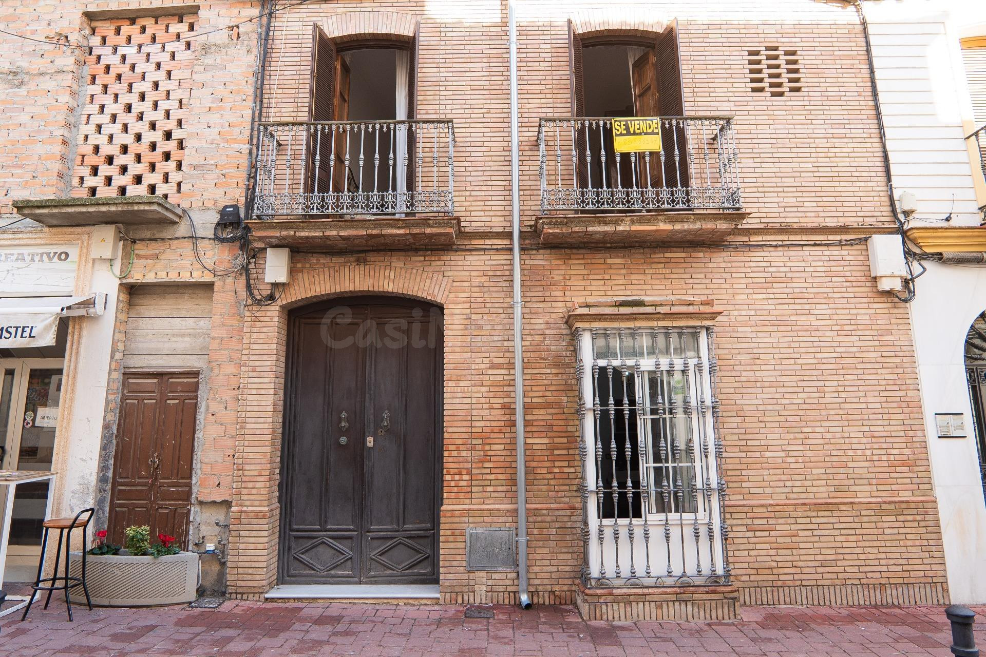 Gran vivienda con ascensor, garaje para 6 coches, patios y chimenea