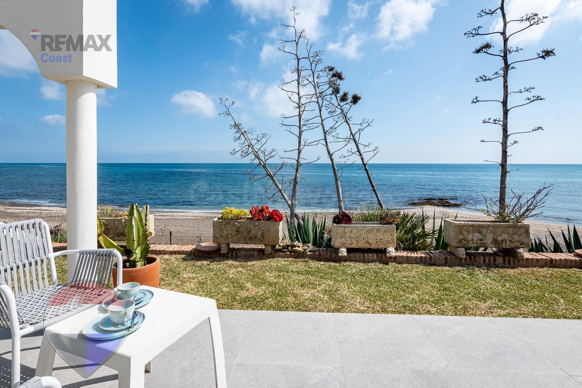 Joya Exclusiva en Primerísima Línea de Playa – Playa del Chaparral, Mijas