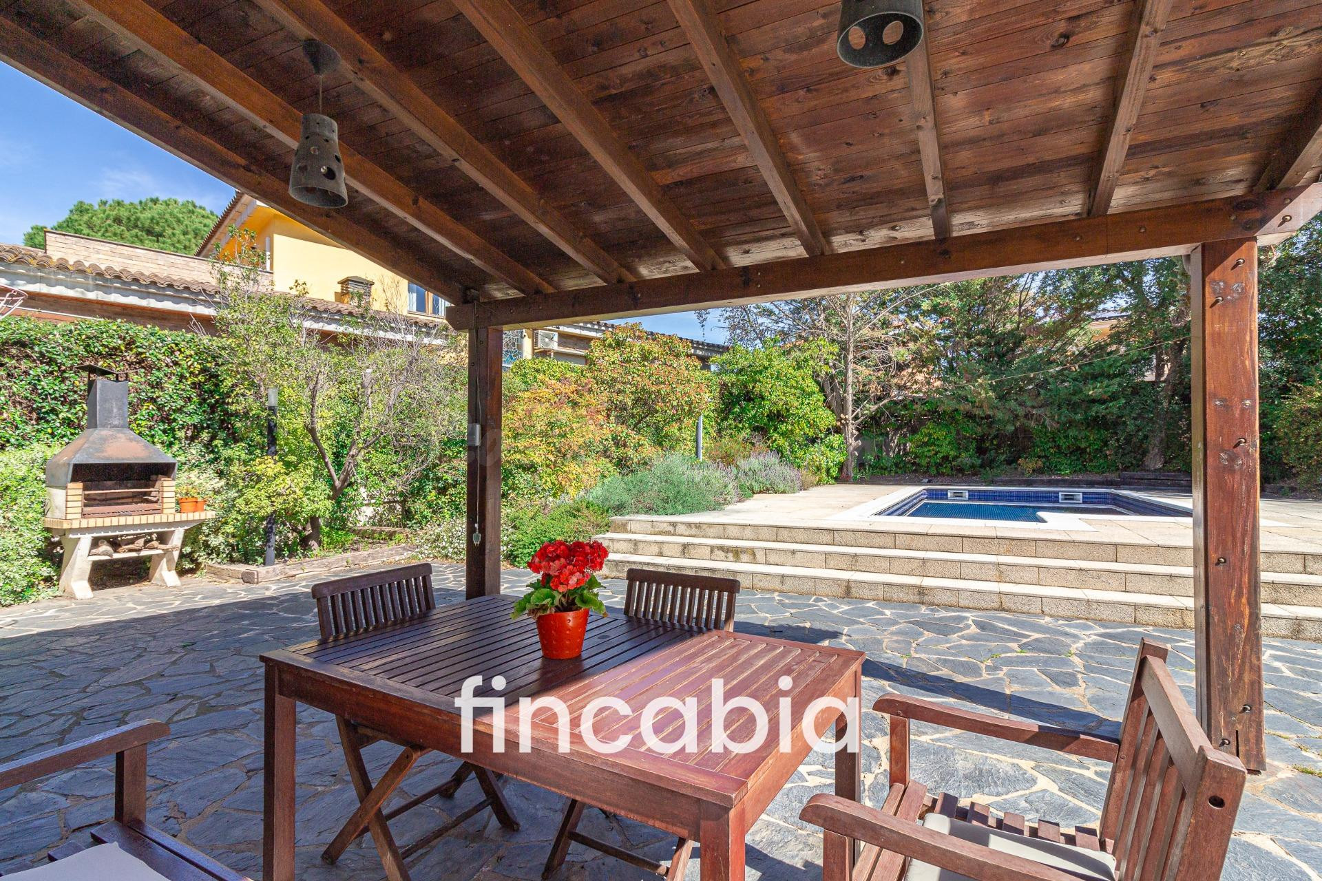 Casa aislada con piscina i jardín en venta en Santa Coloma de Farners.