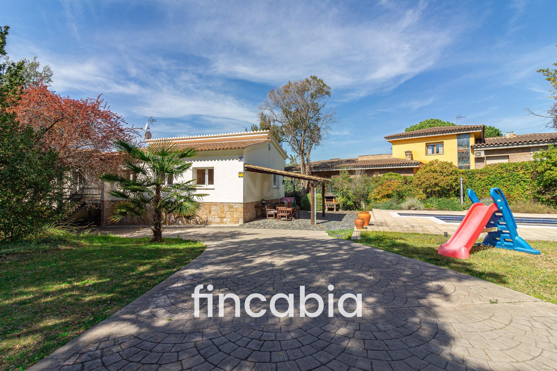 Casa aislada con piscina i jardín en venta en Santa Coloma d - foto 2