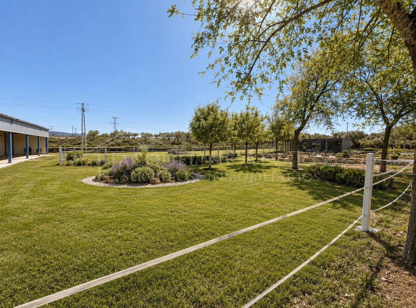 FINCA RÚSTICA DE 20.000 M2 CON NAVE Y ZONA ACONDICIONADA CON VARIAS ESTANCIAS EN YELES