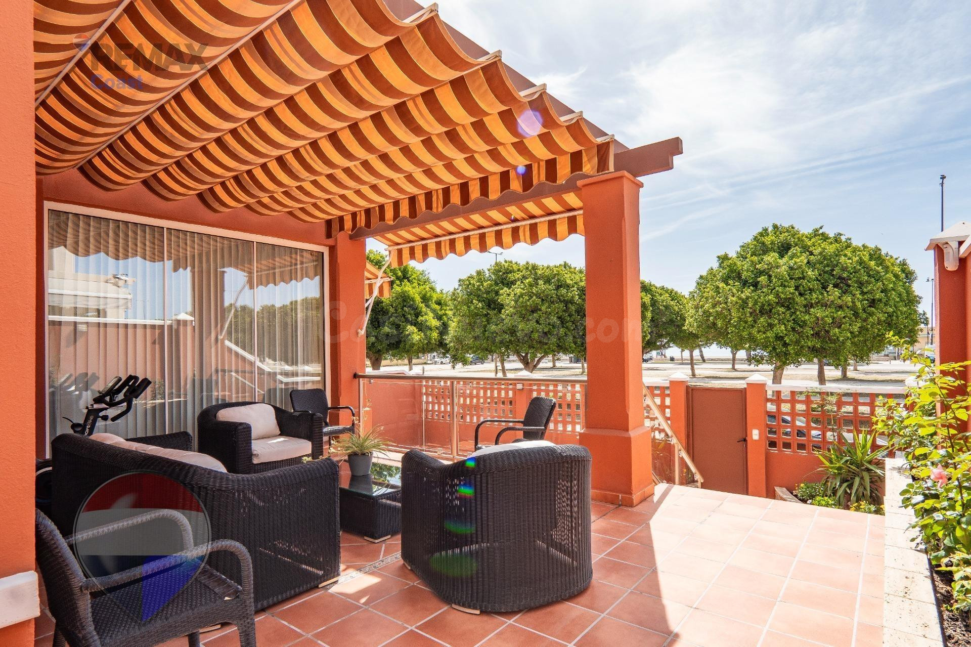 Amplia vivienda pareada junto al mar en Los Álamos