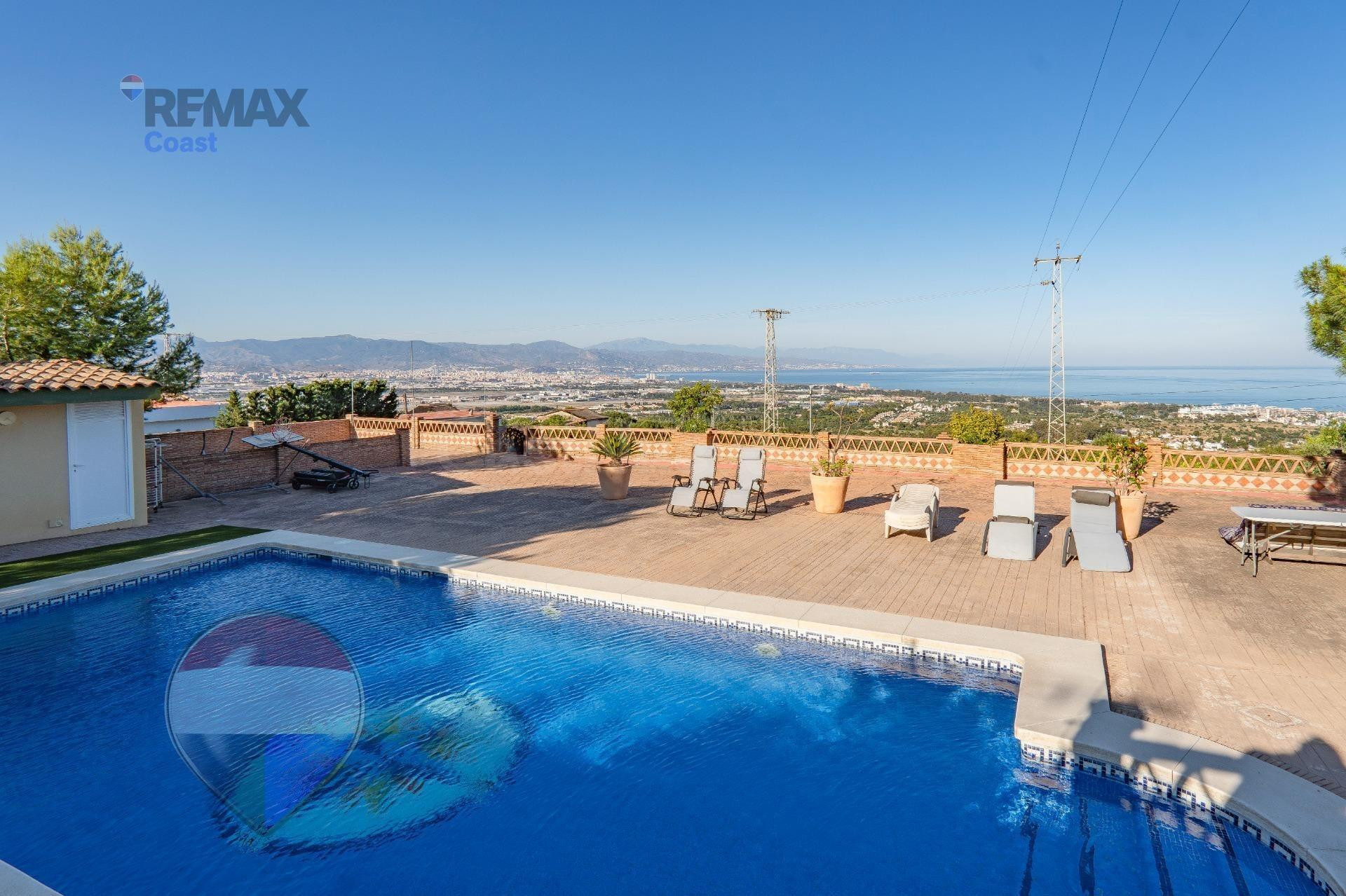 Villa independiente con vistas a la bahía de Málaga, piscina privada y 5.000 m2 de parcela