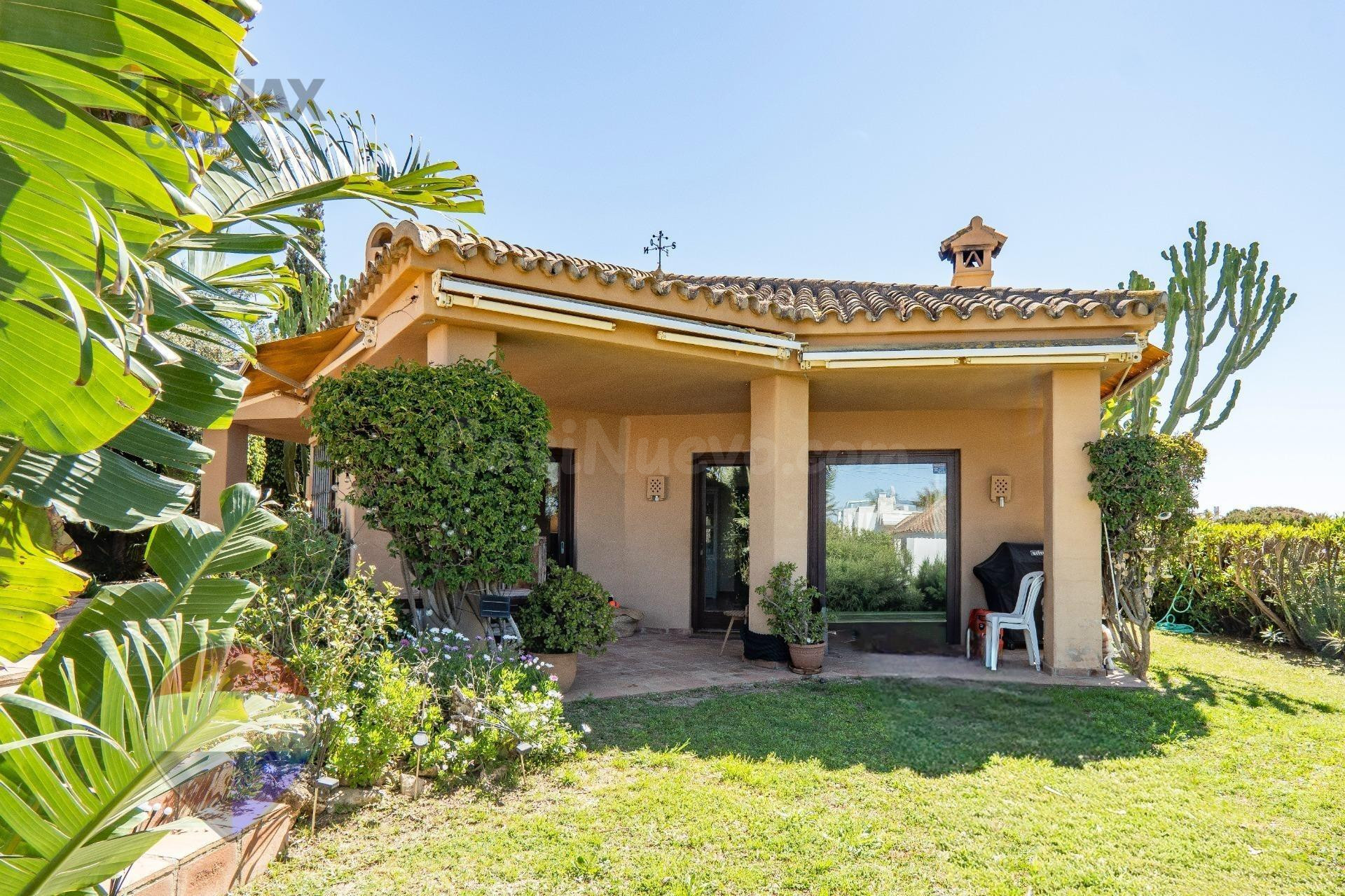 VILLA INDEPENDIENTE EN UNA PLANTA EN 2ª LINEA DE PLAYA EN MARBELLA