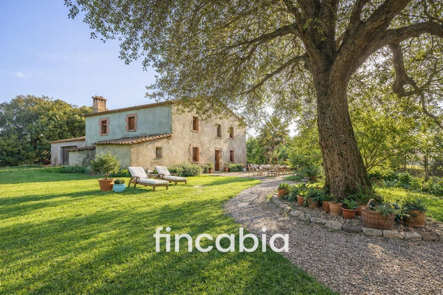 Masía catalana en venta en Sils con 210.000 m2 de terreno y 625 m2 construidos.