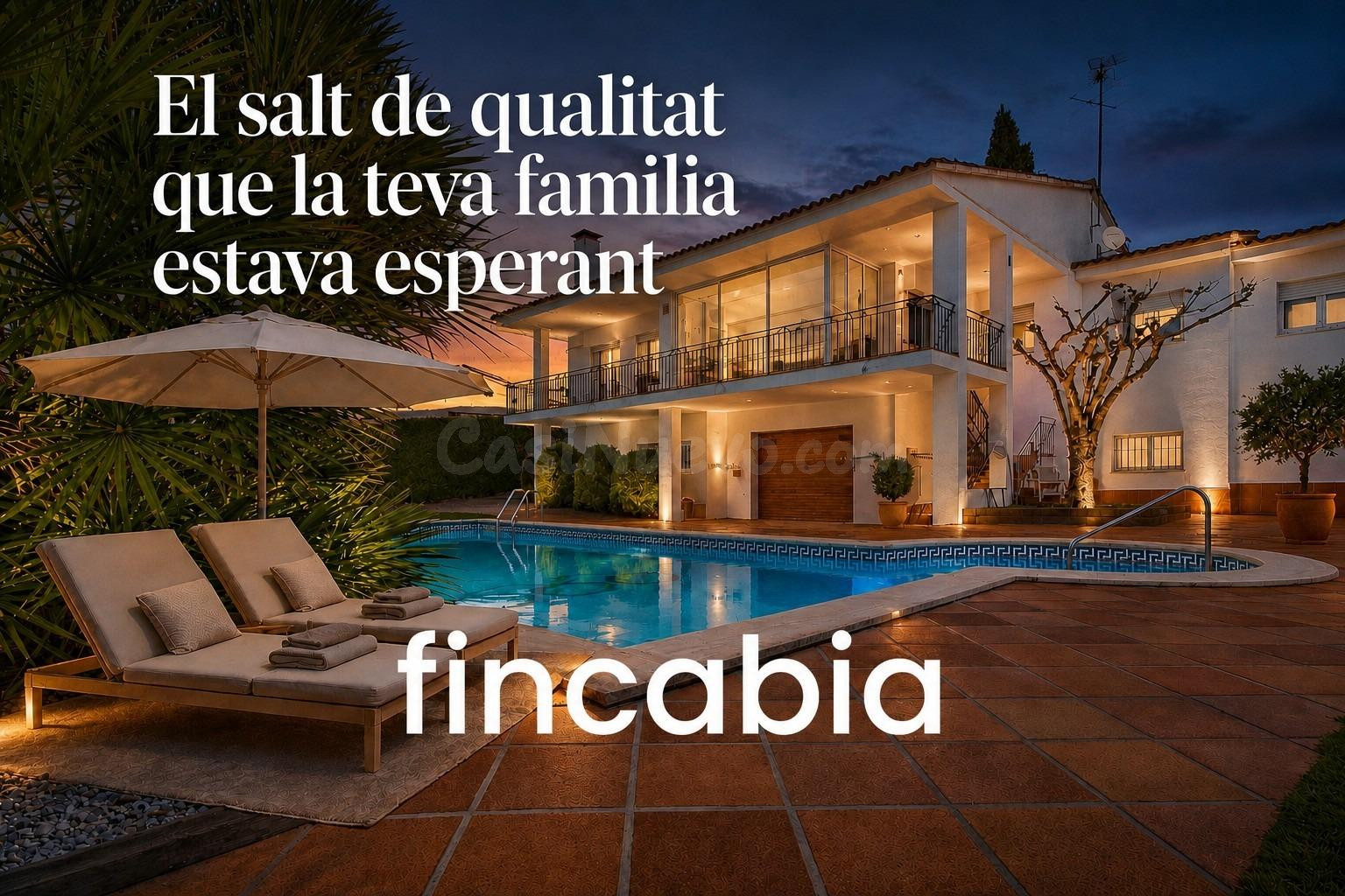 Casa aislada con piscina en venta en Santa Coloma de Farners con parcela de 1.029 m2.