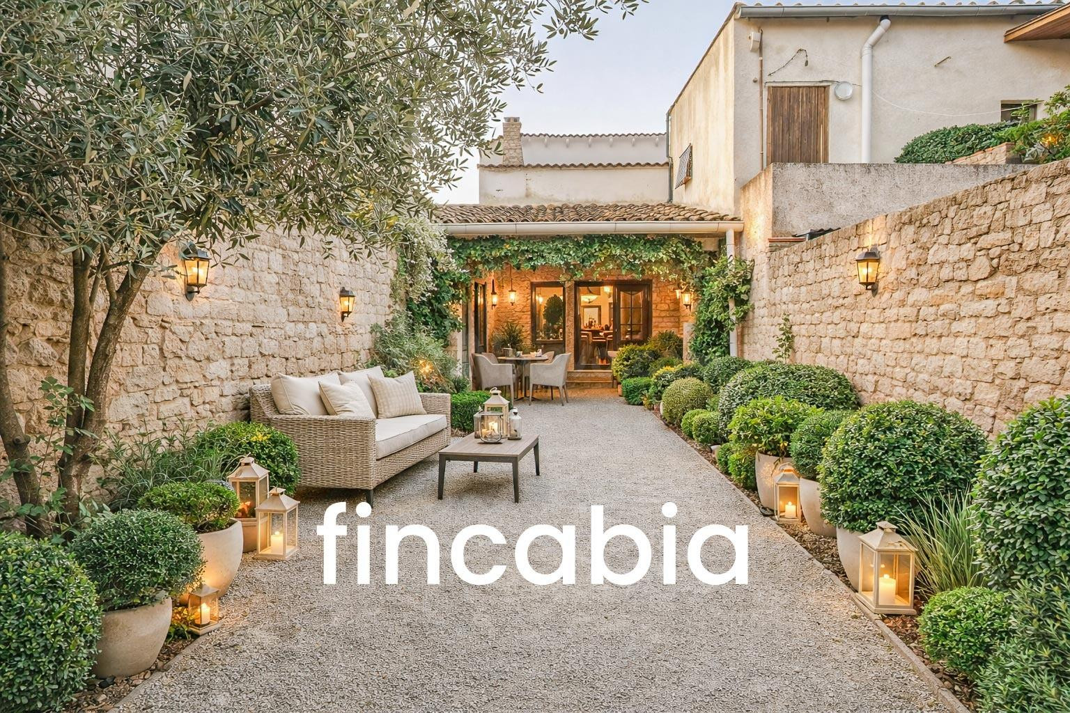 Casa de pueblo en venta en el centro de Riudarenes con patio o jardín.