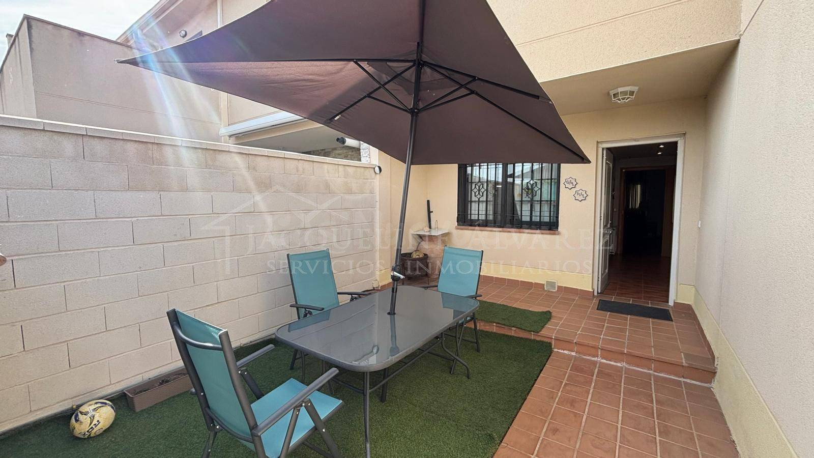 ESPECTACULAR ADOSADO CON GRAN PATIO Y PISCINA COMUNITARIA EN - foto 3