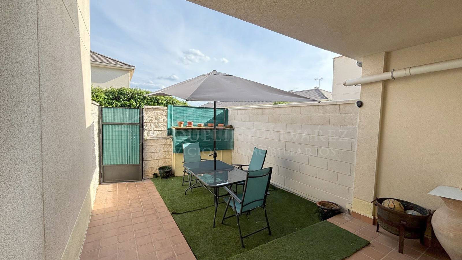 ESPECTACULAR ADOSADO CON GRAN PATIO Y PISCINA COMUNITARIA EN - foto 4