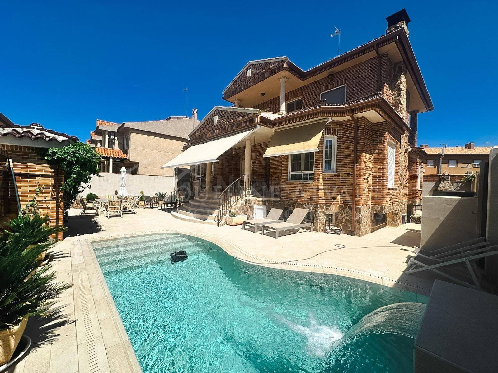 CASA -CHALET  INDEPENDIENTE CON PISCINA, ZONA GOURMET Y GARA