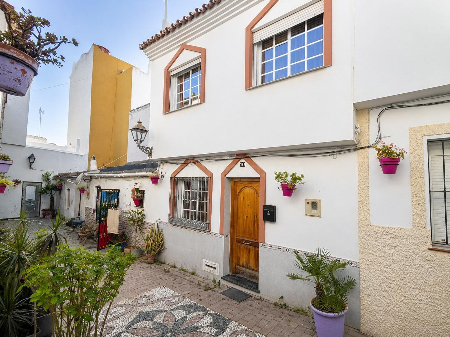 Encantadora casa adosada de 3 plantas en el corazón del Casco Histórico de Estepona, a pocos pasos de la playa