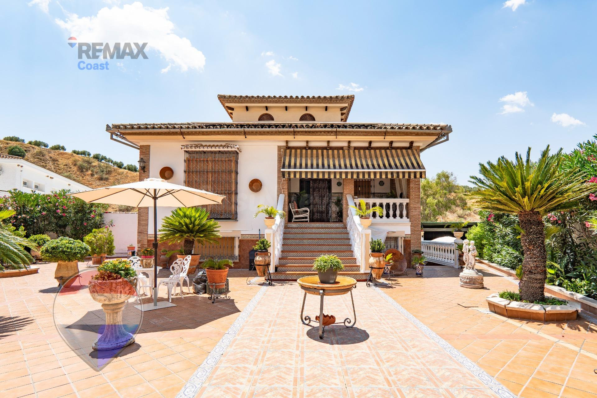 Gran casa andaluza con piscina, 11 habitaciones y amplias es