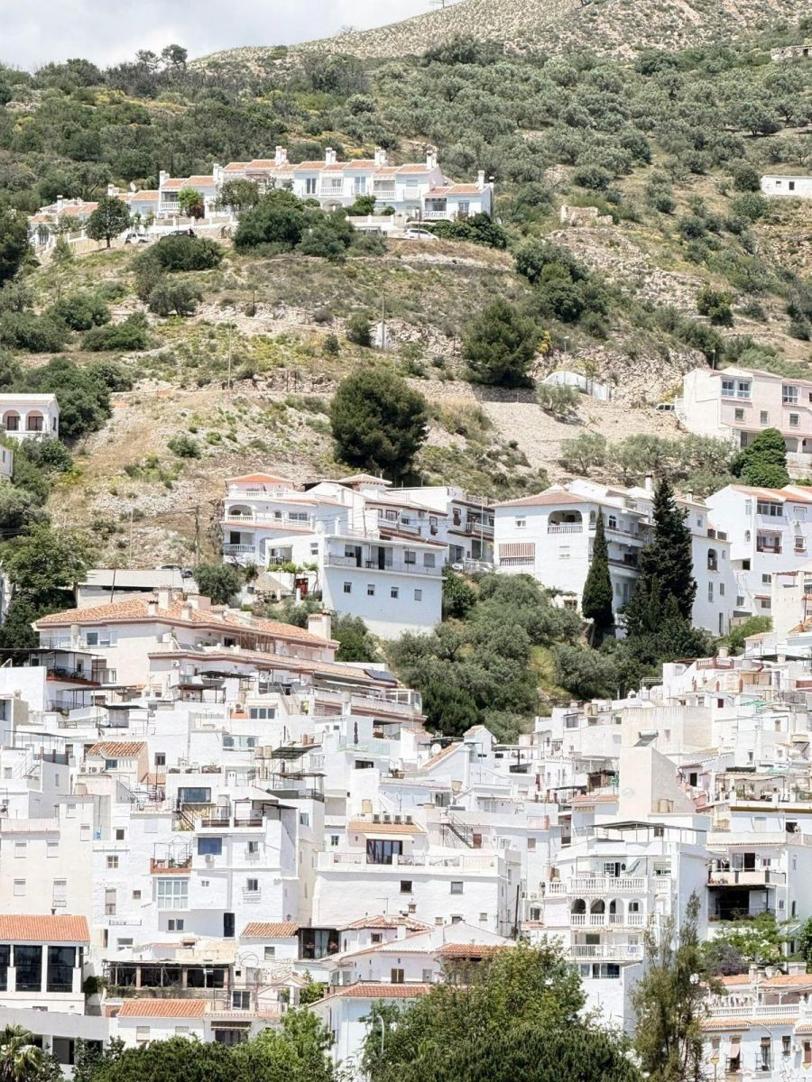 Oportunidad única de inversión en Cómpeta: Gran chalet con finca + Edificio urbano para reformar
