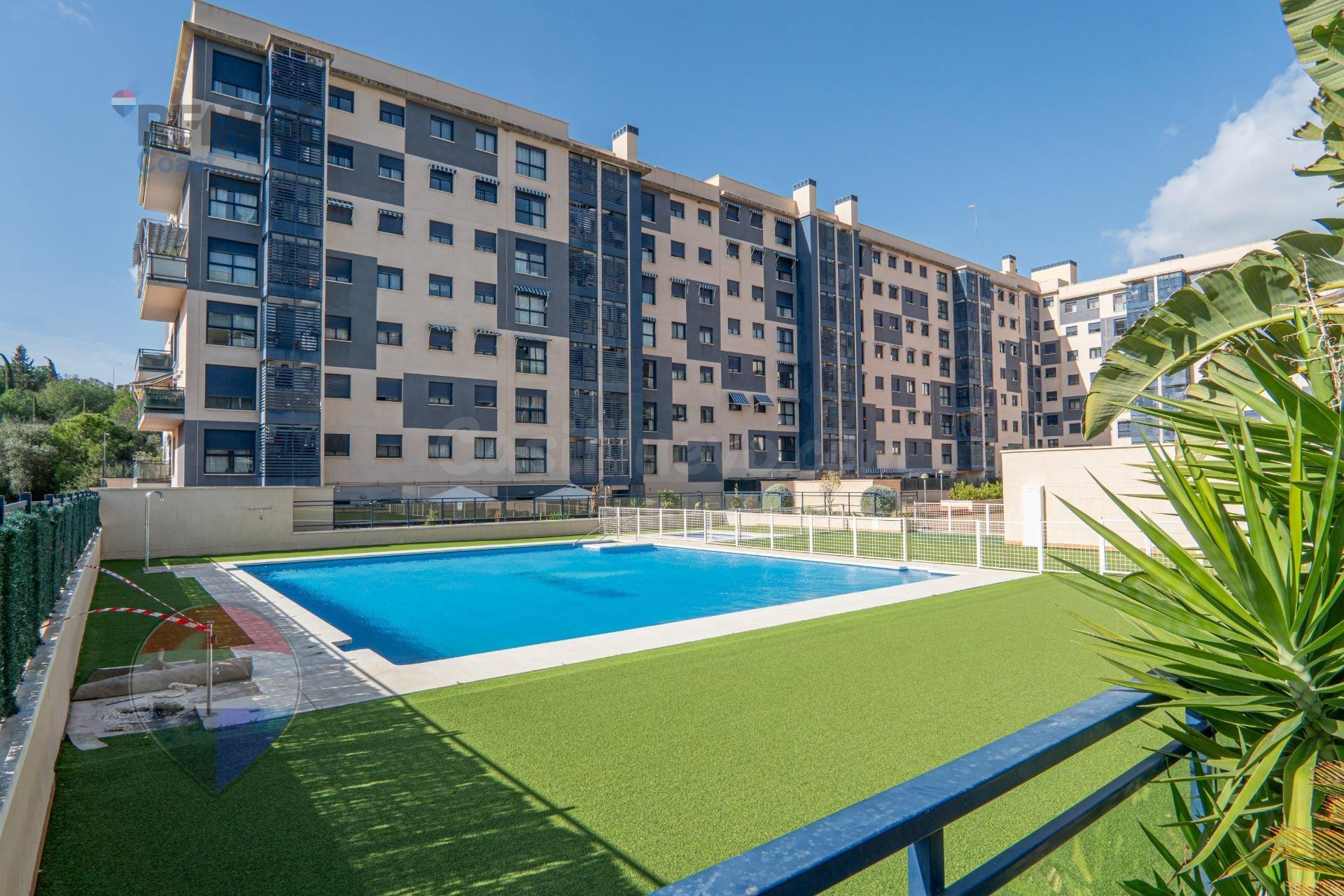 ESTUPENDO PISO CON PISCINA, 2 PLAZAS DE GARAJE Y TRASTERO EN LA VIRREINA