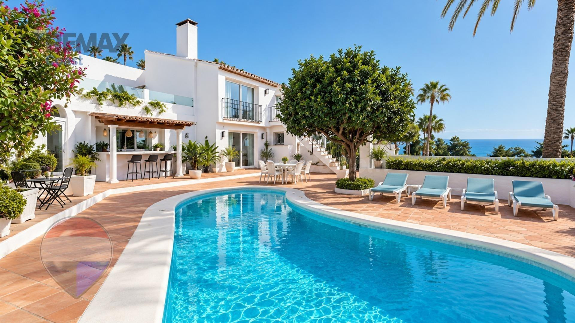 Villa con excelente vista al mar, gran privacidad, piscina y parcela de 983 m2 a pocos minutos de Estepona