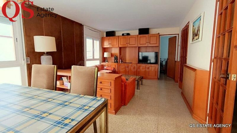 Edificio con local comercial y dos pisos independientes en centro de Blanes