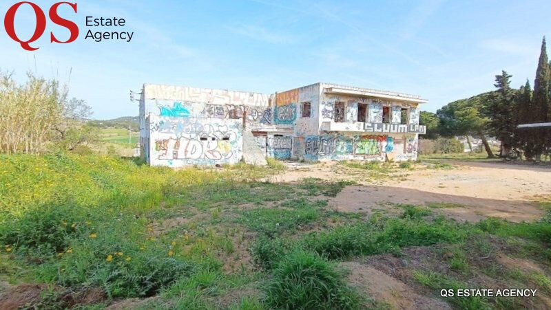 Edificio a reformar con terreno amplio en Palafolls