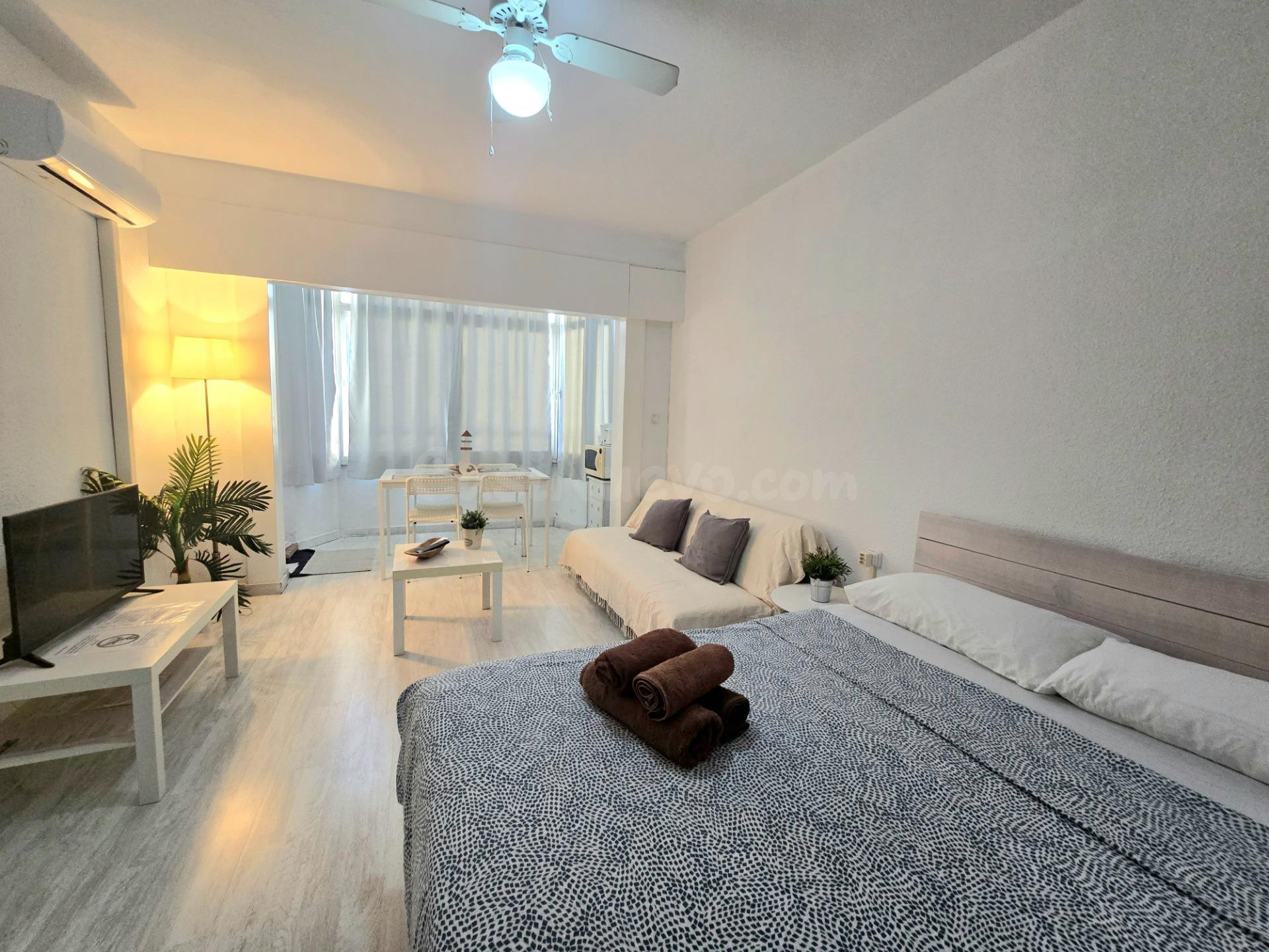 ESTUDIO CON LICENCIA TURÍSTICA EN EL CENTRO DE TORREMOLINOS