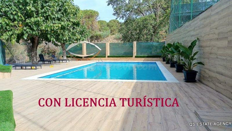 Dos casas con licencia turística, piscina y terreno amplio en Sant Daniel, Tordera