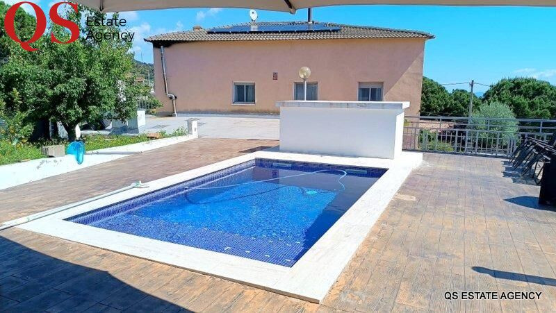 Chalet con piscina en la urbanización Can Fornaca, Riudarenes