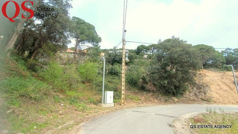 Terreno con vistas a la montaña en la urbanización Serra Brava, Lloret de Mar