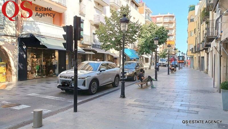 Casa con local comercial para reformar en centro de Blanes
