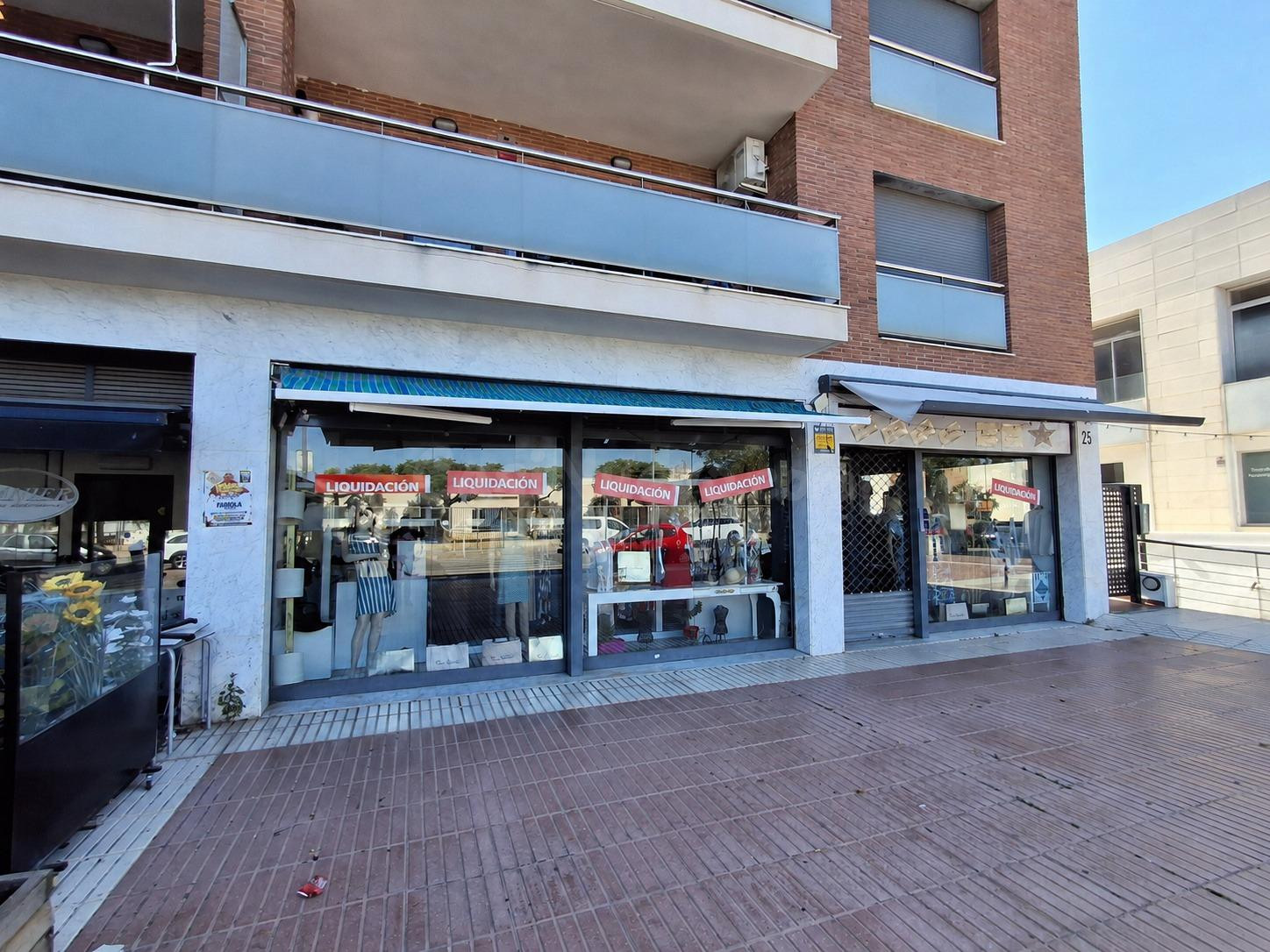Local comercial con salida de humos y 180 m2 de exterior privado en Cunit