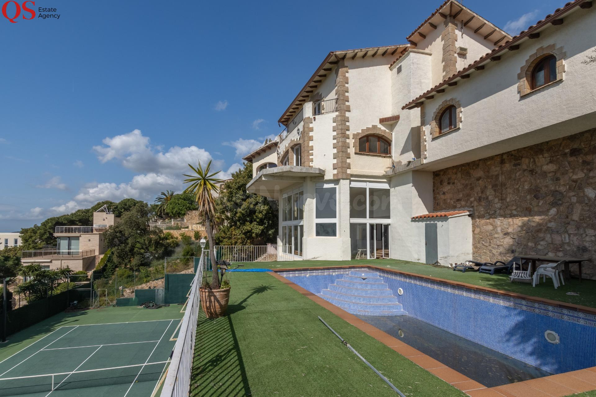 Casa con piscina, pista de tenis y vistas al mar en la urbanización Roca Grossa, Lloret de Mar