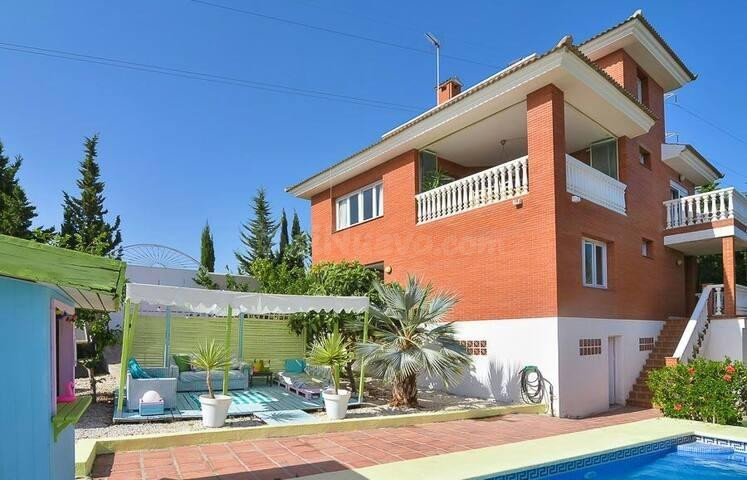 Espectacular Villa Independiente con Vistas Panorámicas al Mar, Piscina y Sauna en Rincón de la Victoria
