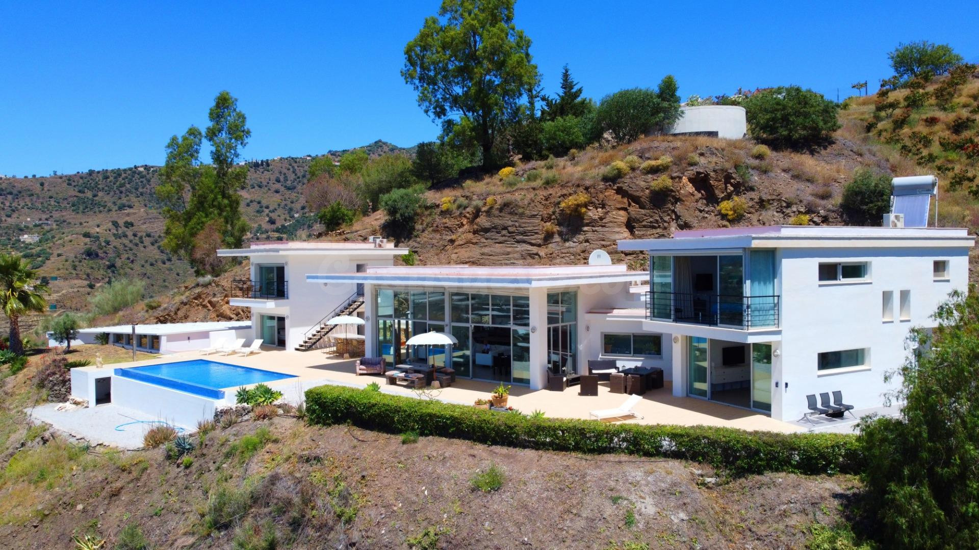 Exclusiva Villa de Lujo en Sayalonga con Espectaculares Vistas al Mar