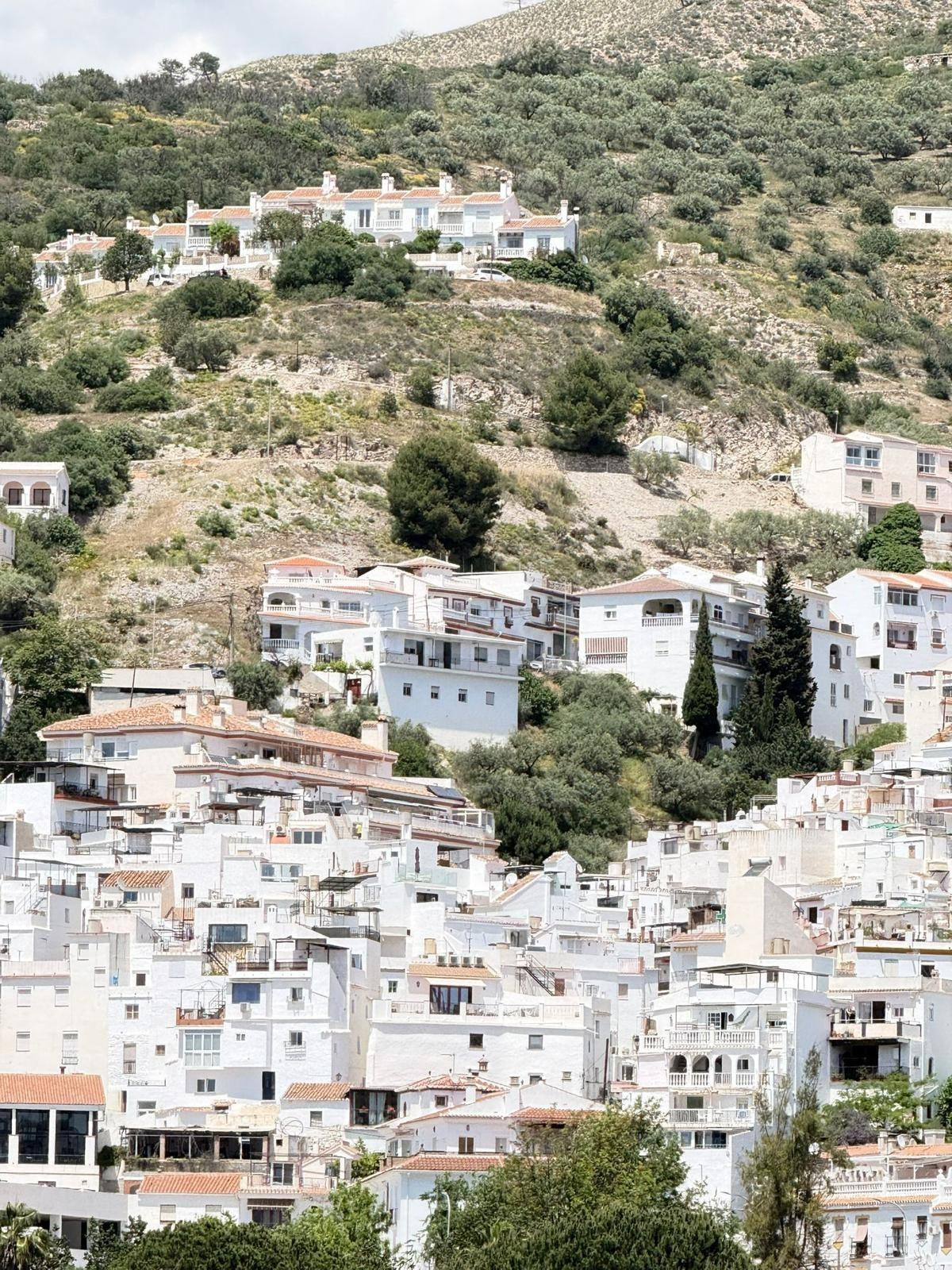 Oportunidad única de inversión en Cómpeta: Gran chalet con finca + Edificio urbano para reformar