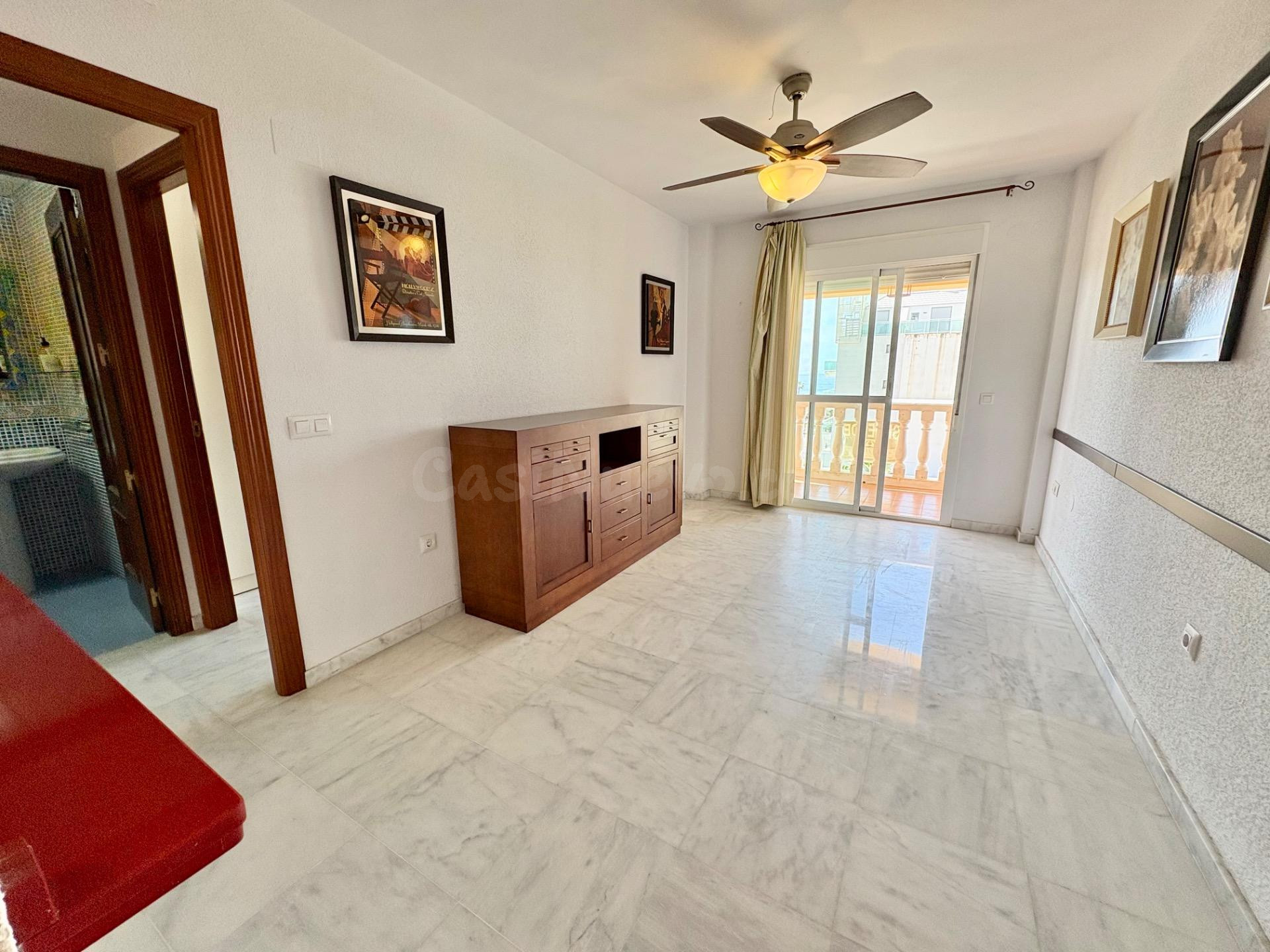 Piso de 2 dormitorios con terraza y vistas al mar