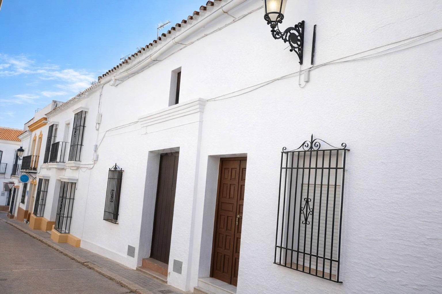 Casa para reformar de aproximadamente 350m2 construidos situada en el casco histórico de Moguer.
