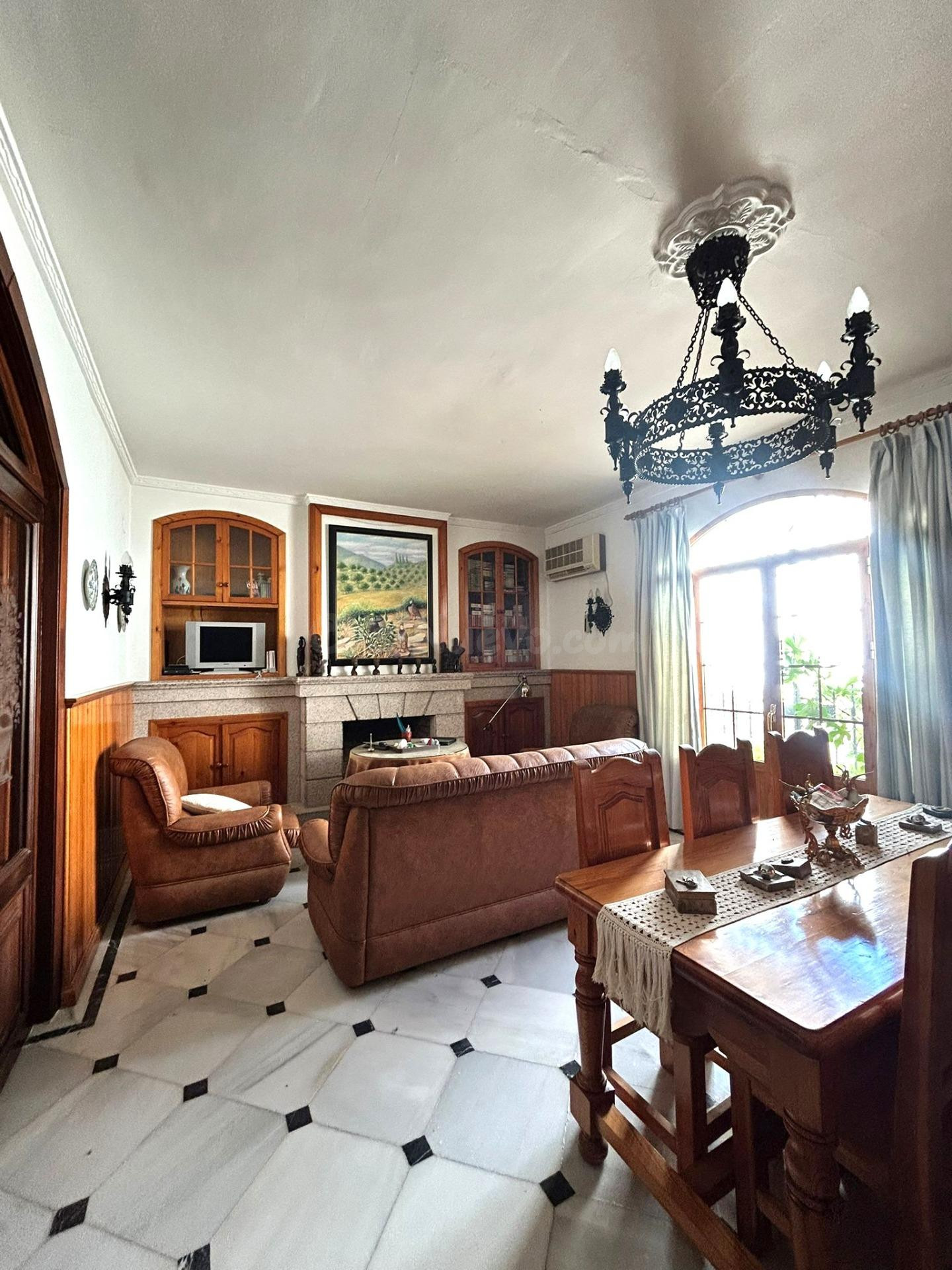 Casa en Alcolea del Río con 6 habitaciones, cochera y doble acceso