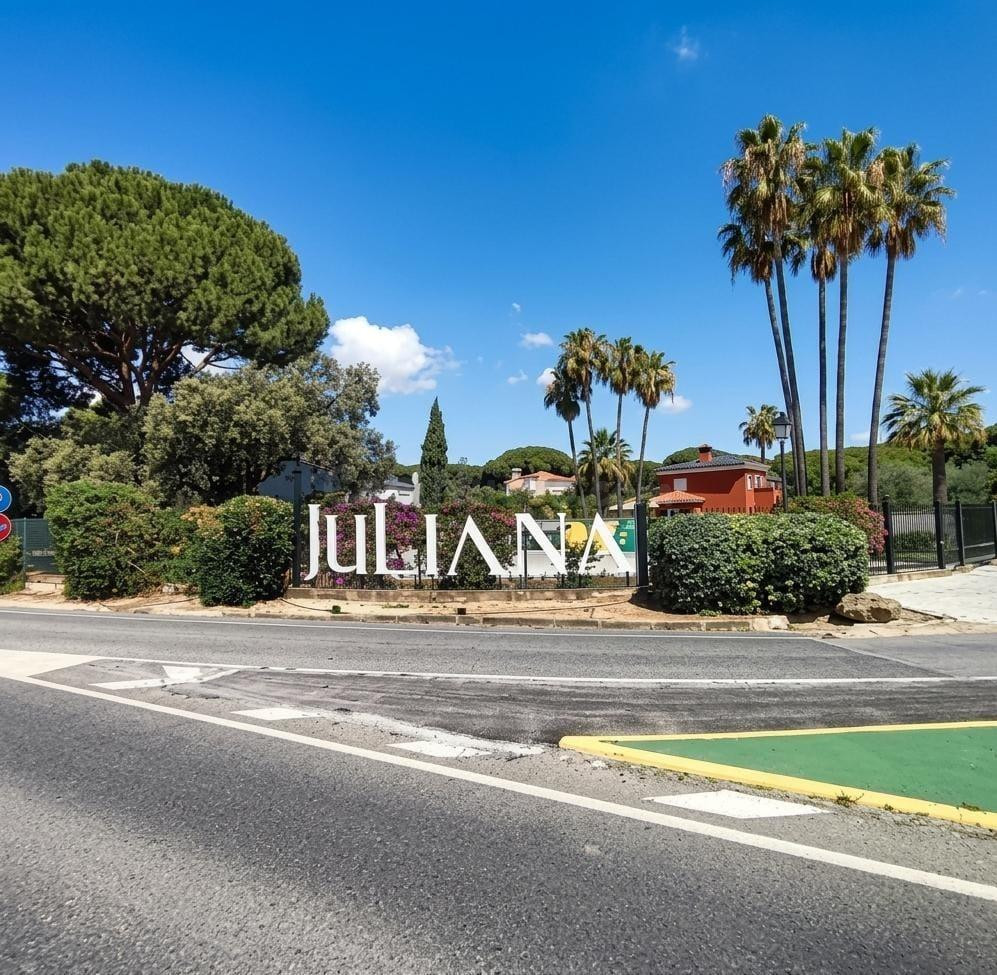 Chalet en Bollullos de la Mitación (Sevilla) con piscina, jardín y 5 dormitorios