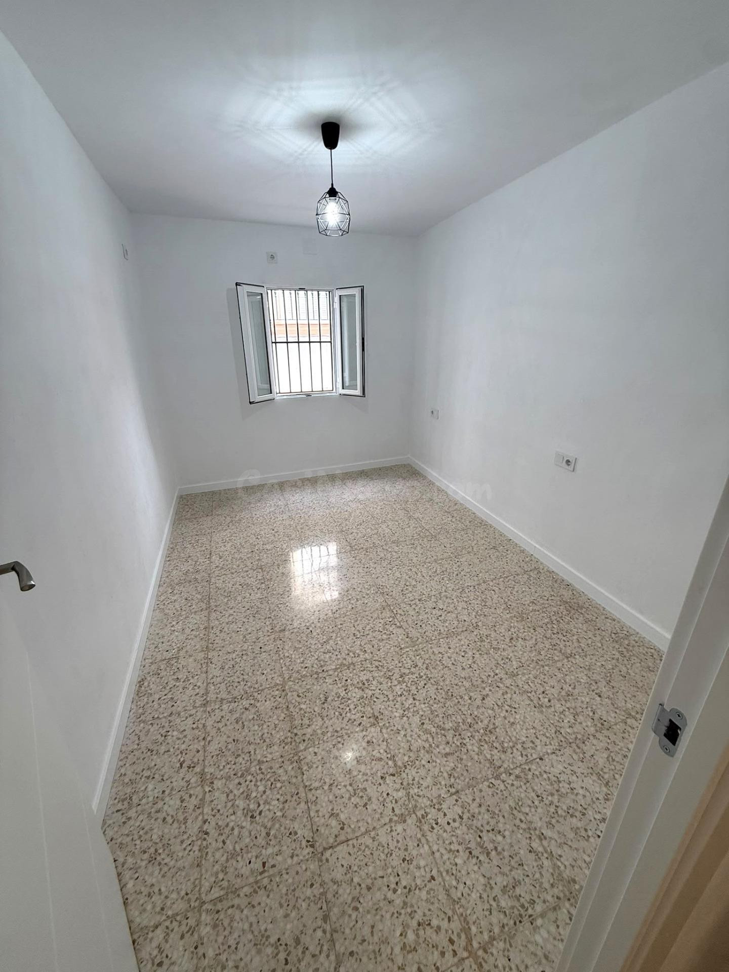Alquiler para profesores en Alcalá del Río | 2 habitaciones, terraza y patio