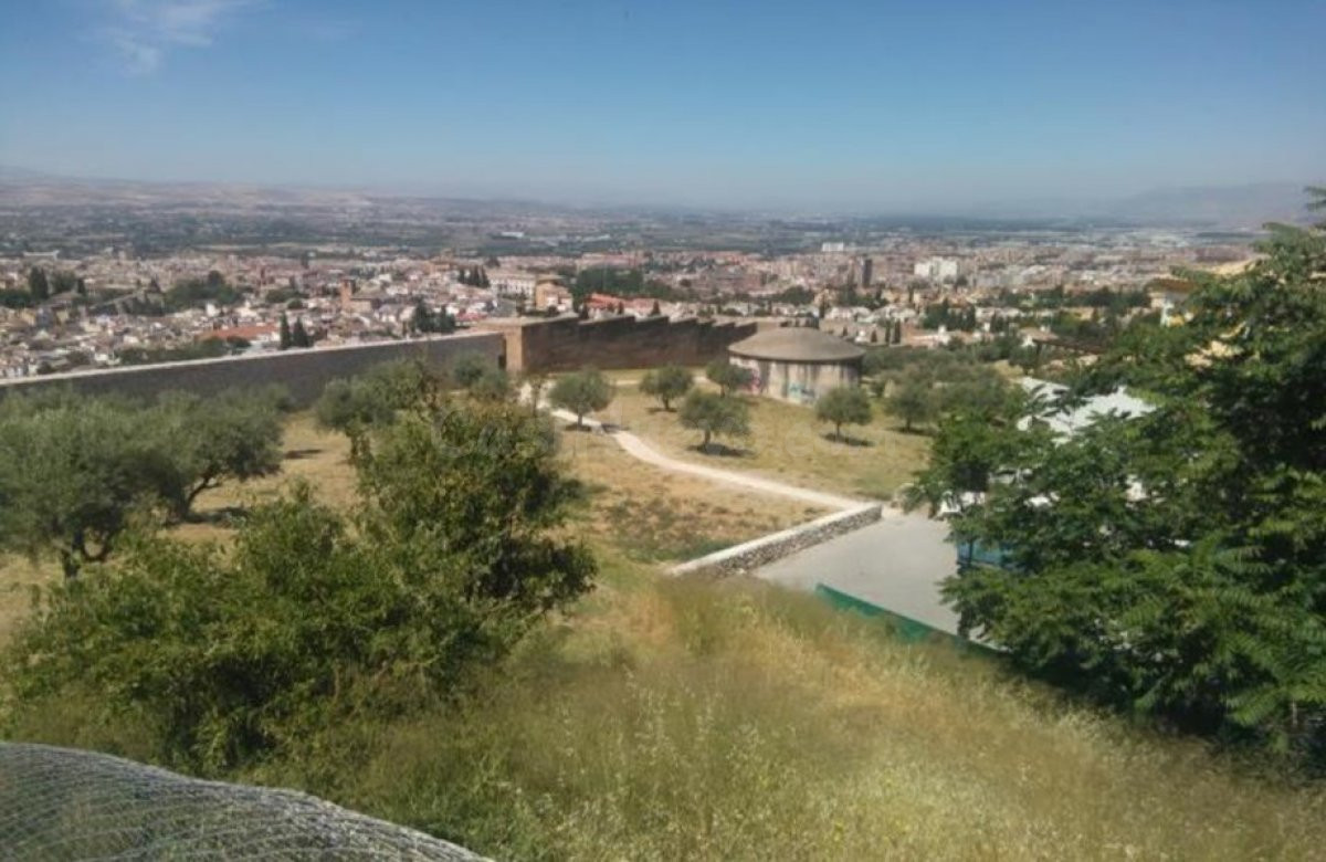 Solar residencial urbano consolidado en la zona de Cármenes de San Miguel (Granada)
