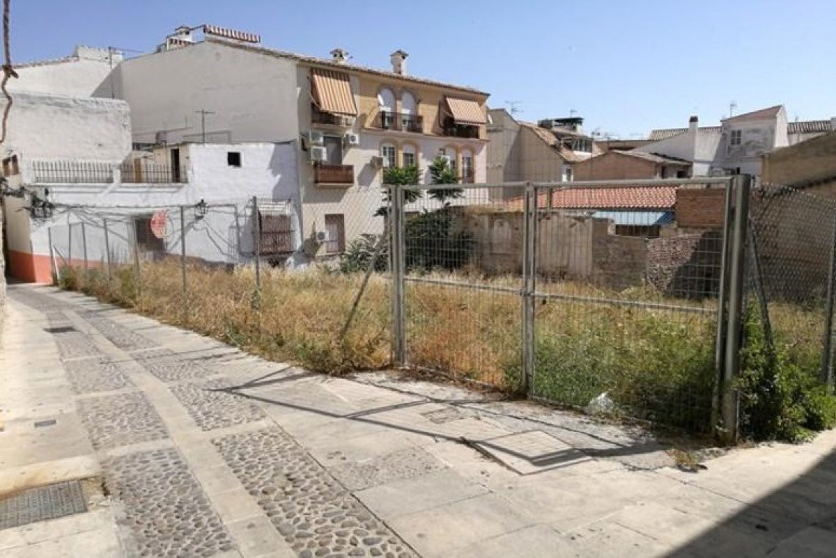 Suelo urbano residencial en el casco antiguo de Jaén, tipología plurifamiliar y comercial