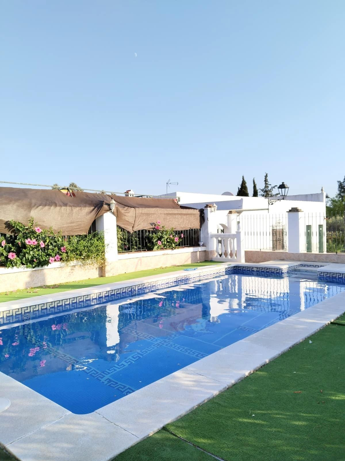 Villa con piscina, 2 naves y licencia para eventos en Urbanización Sierra Norte, Castilblanco de los Arroyos, Sevilla