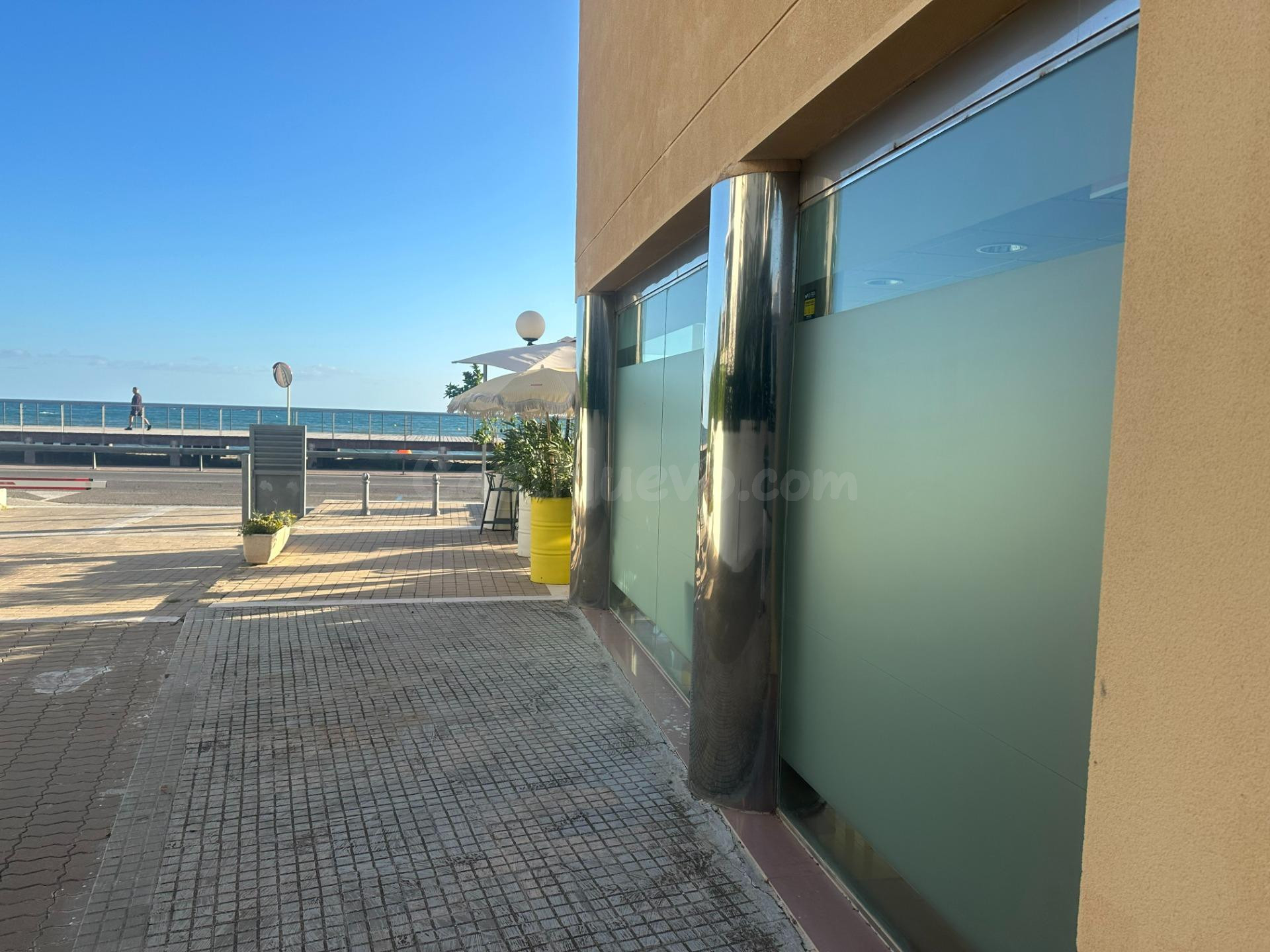 MAGNIFICO LOCAL DE 128 M2 UTI + TERRAZA LATERAL EN PRIMERA LINEA DE MAR EN CAMBRILS - COSTA DORADA