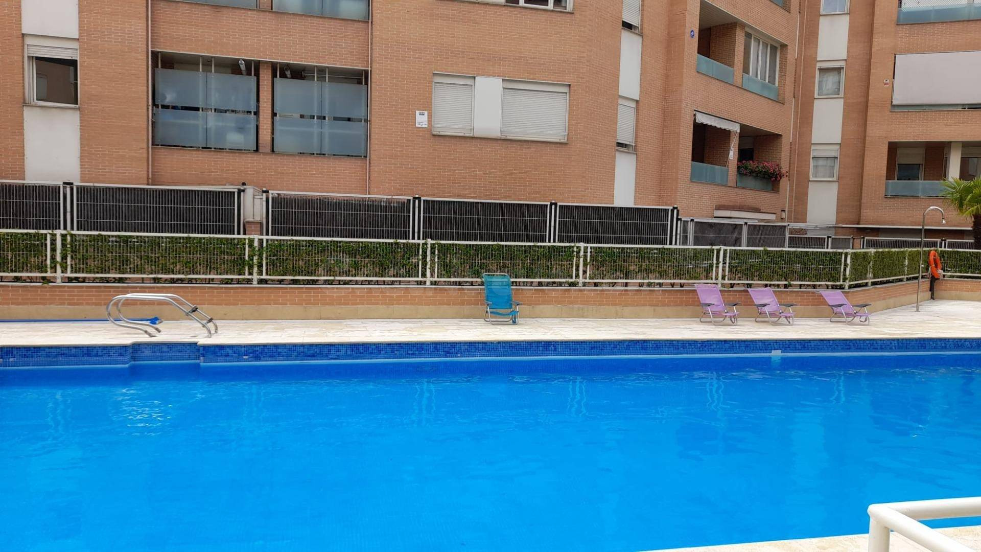 Piso con terraza y vistas a la piscina en Arroyo de la Vega