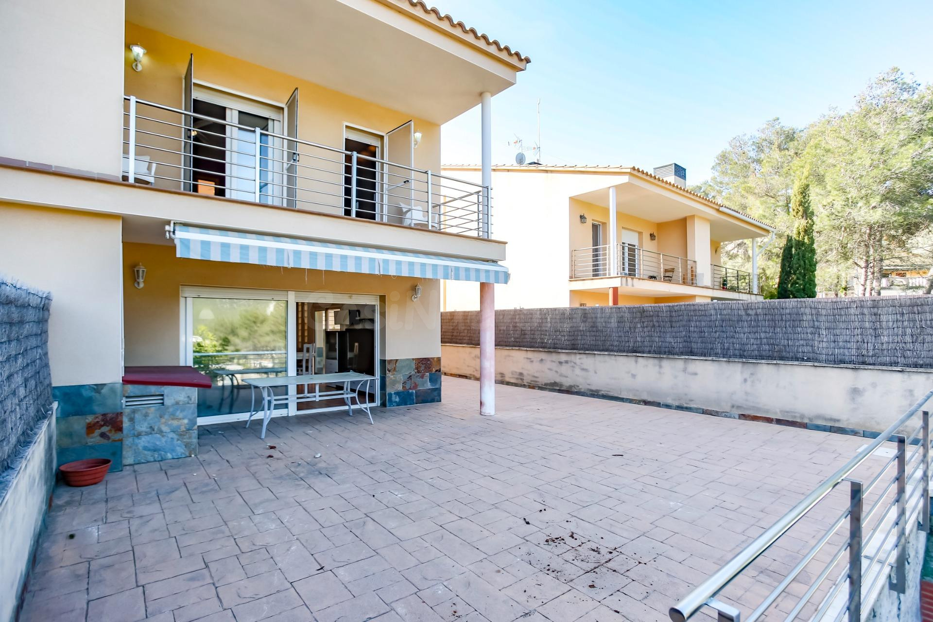 CASA ADOSADA CON PISCINA PRIVADA  EN CANYELLES URBANIZACION  - foto 2