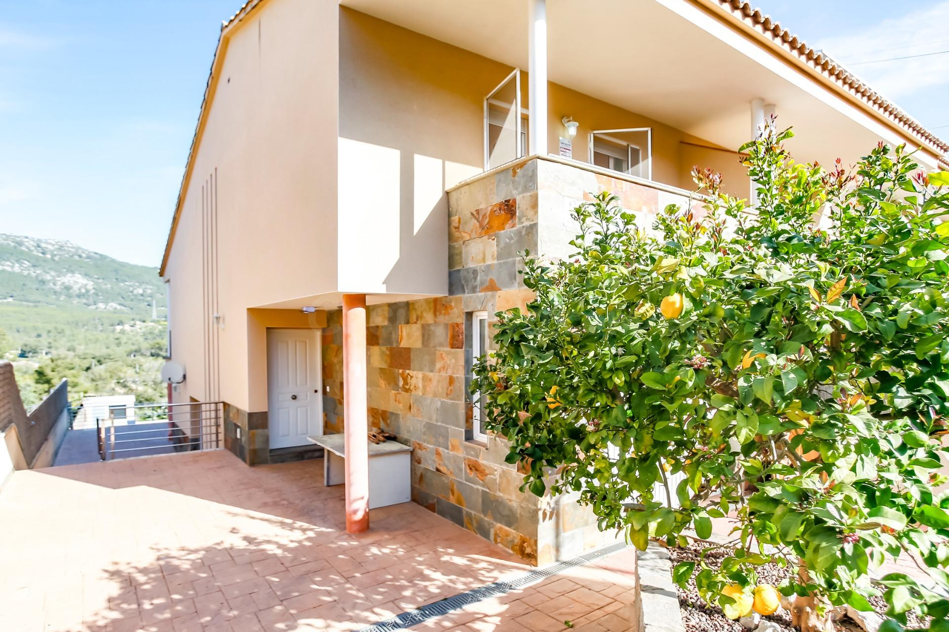 CASA ADOSADA CON PISCINA PRIVADA  EN CANYELLES URBANIZACION  - foto 4