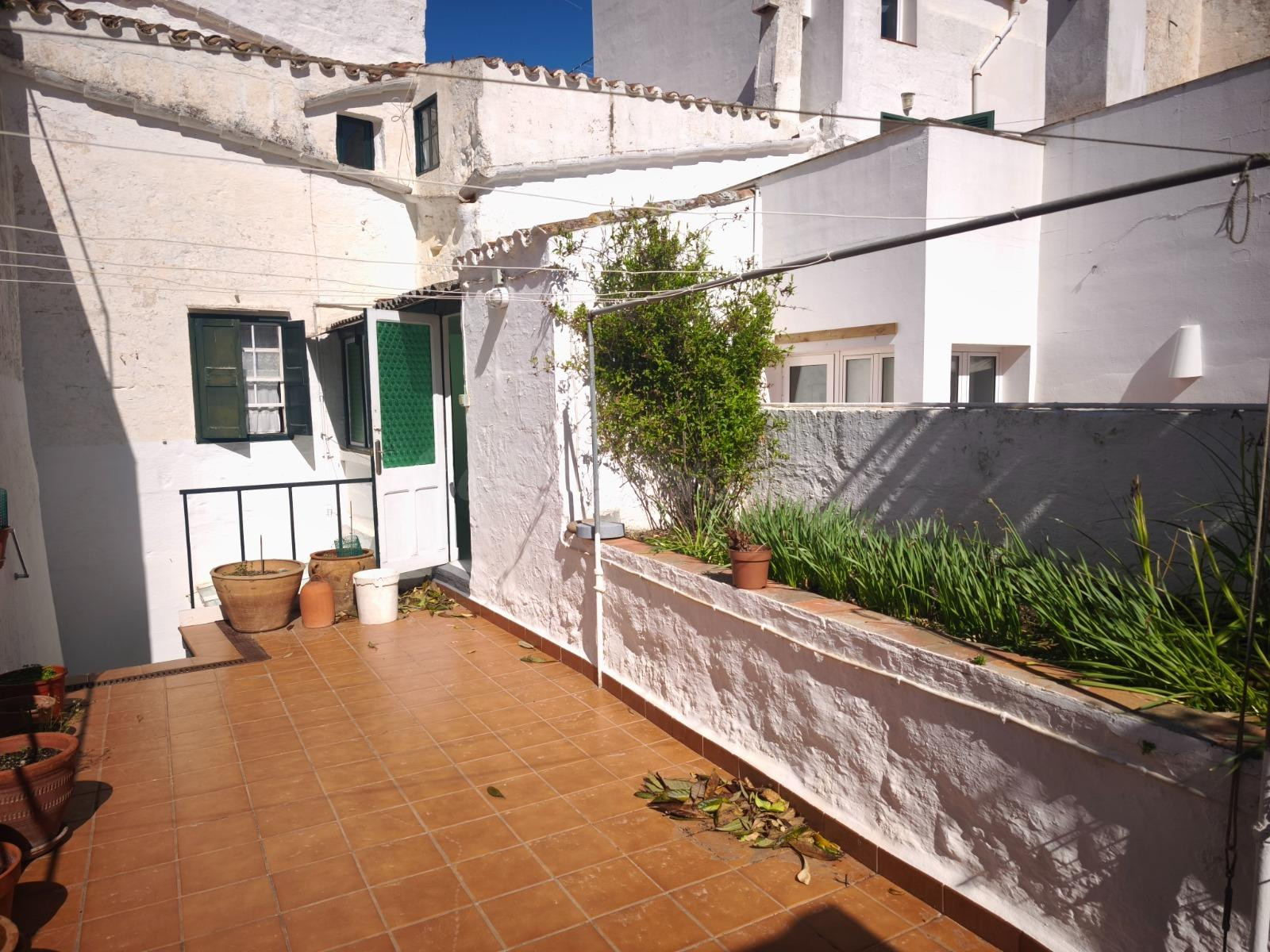 CASA ENTERA CON PATIO