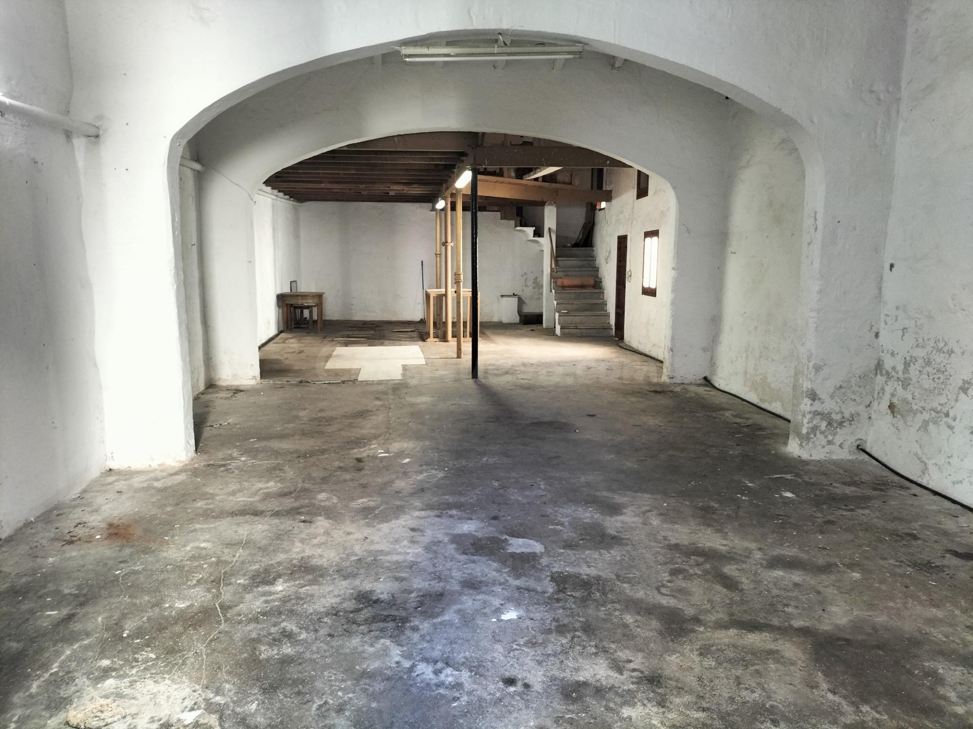 GARAJE CON PATIO PARA RECONVERTIR EN VIVIENDA EN PLANTA BAJA - foto 2
