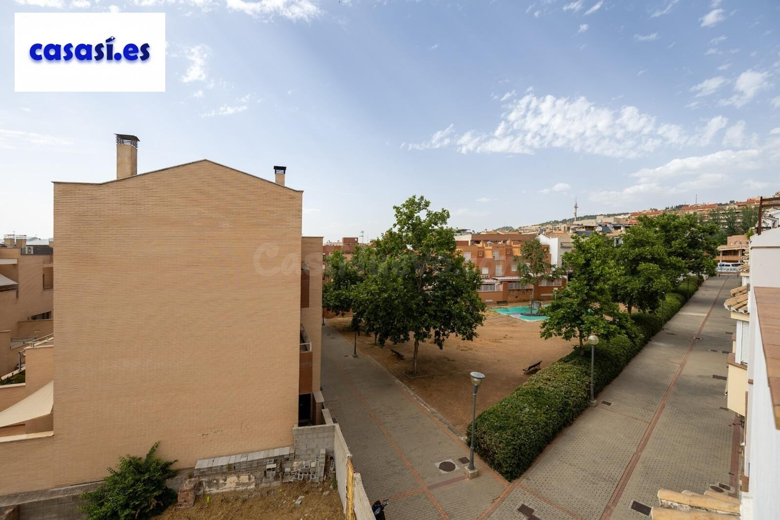 ESPECTACULAR VIVIENDA ADOSADA DE 4 DORMITORIOS CON SÓTANO, TERRAZAS Y PATIO EN GRANADA