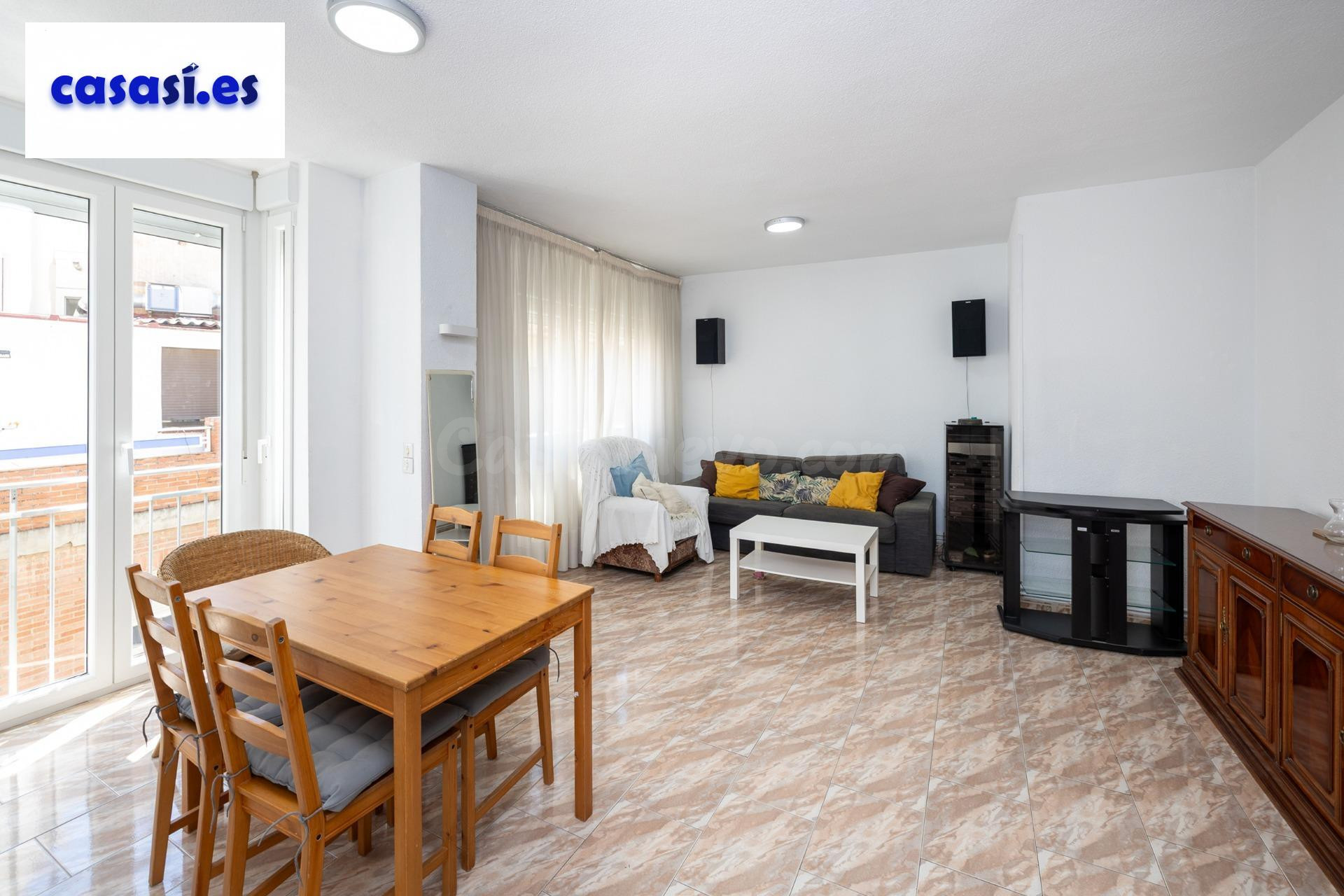 Ponemos a la venta este amplio piso en el Centro de Granada