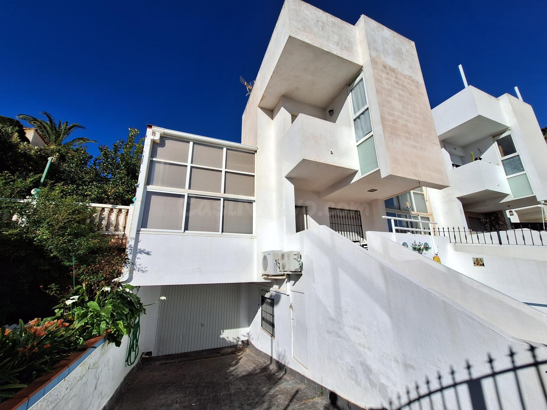 ¡OPORTUNIDAD EN LA NUCIA! Chalet independiente con piscina y garaje, amueblado y listo para entrar a vivir