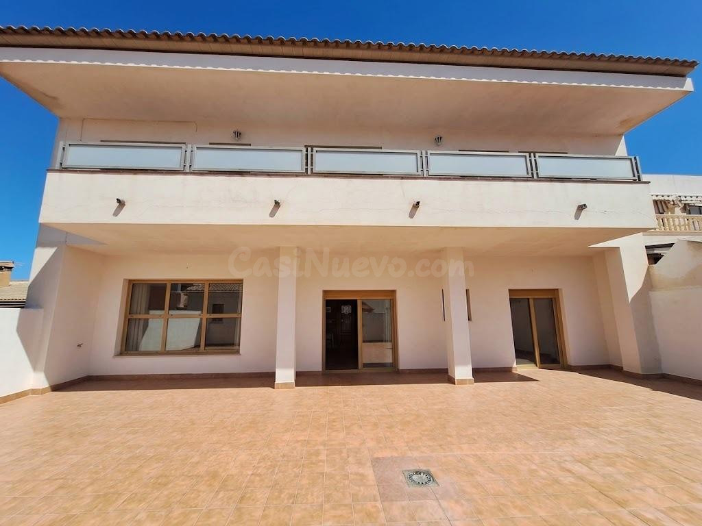 Gran casa familiar en el centro de Pinoso con un garaje excepcional y espacios para disfrutar